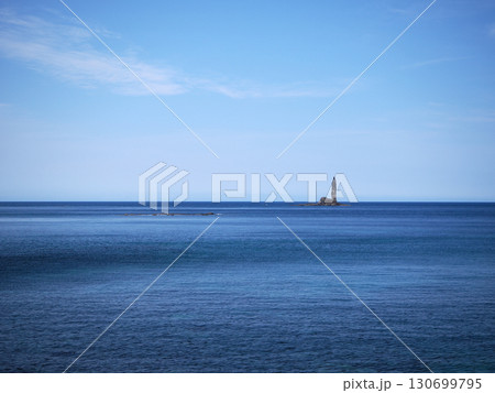 海原にそそり立つローソク岩 海原にそそり立つローソク岩 130699795