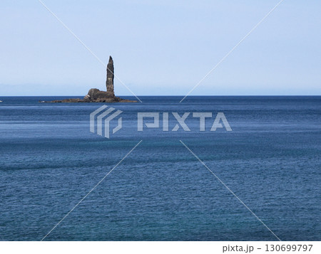 海原にそそり立つローソク岩 海原にそそり立つローソク岩 130699797