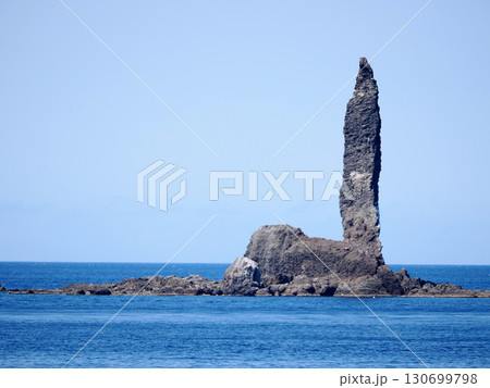 海原にそそり立つローソク岩 130699798
