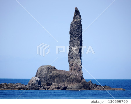 海原にそそり立つローソク岩 130699799