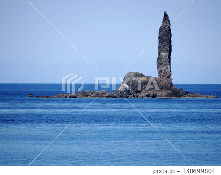 海原にそそり立つローソク岩 130699801