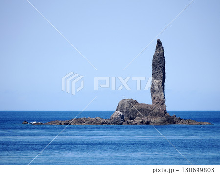 海原にそそり立つローソク岩 海原にそそり立つローソク岩 130699803