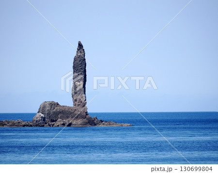 海原にそそり立つローソク岩 海原にそそり立つローソク岩 130699804