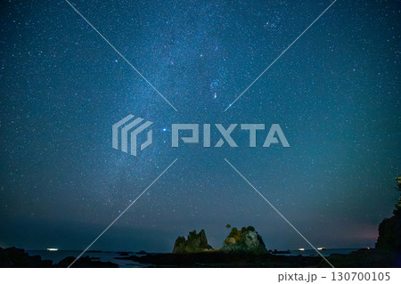 南伊豆蓑掛け岩に昇る冬の星空 南伊豆蓑掛け岩に昇る冬の星空 130700105