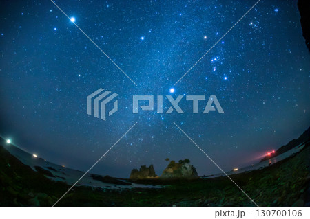 南伊豆蓑掛け岩に昇る冬の星空 南伊豆蓑掛け岩に昇る冬の星空 130700106