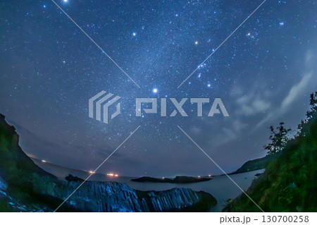 伊豆下田市爪木崎の柱状節理と冬の星空 130700258