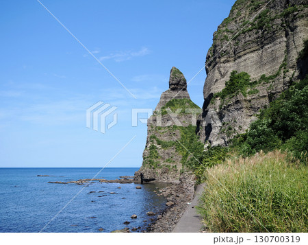 アイヌ語で「犬の神」の名を持つ「セタカムイ岩」 130700319
