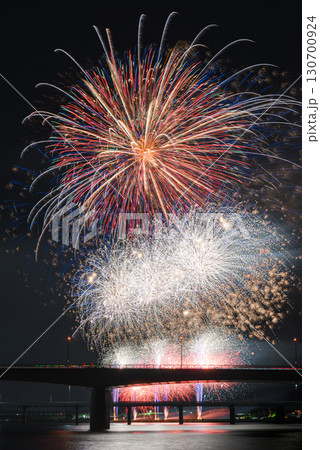 筑後川花火大会--花火と二千年橋 筑後川花火大会--花火と二千年橋 130700924