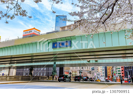 東京　中央区　日本橋と桜 130700951