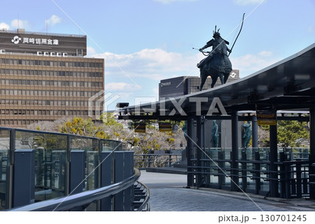 岡崎市　名鉄東岡崎駅のペデストリアンデッキと周辺街並み 130701245