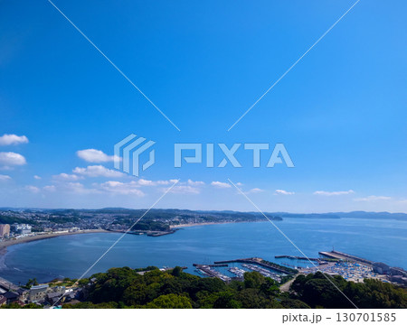 江ノ島から見下ろした湘南の海岸と街並み 130701585