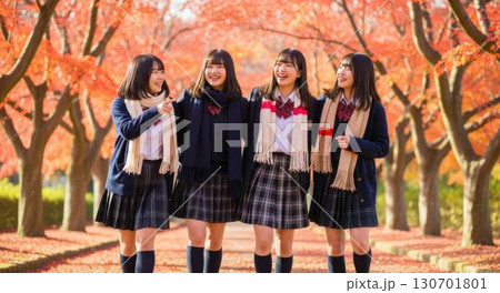 真っ赤な紅葉の並木道を歩く仲良し女子高生グループ 130701801