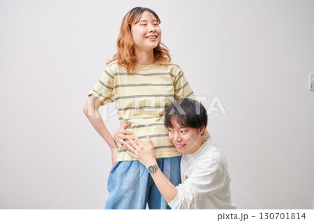 向き合う夫婦　妊婦　マタニティ 130701814
