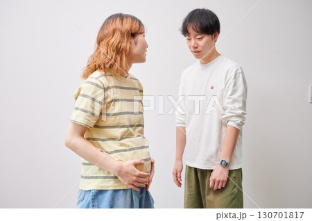 向き合う夫婦　妊婦　マタニティ 130701817