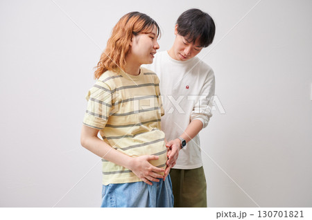 向き合う夫婦　妊婦　マタニティ 130701821