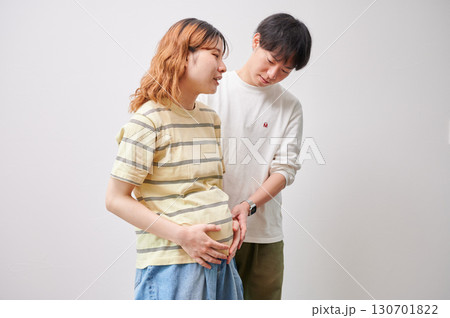 向き合う夫婦　妊婦　マタニティ 130701822