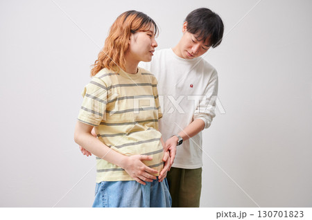 向き合う夫婦　妊婦　マタニティ 130701823