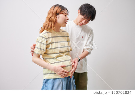 向き合う夫婦　妊婦　マタニティ 130701824