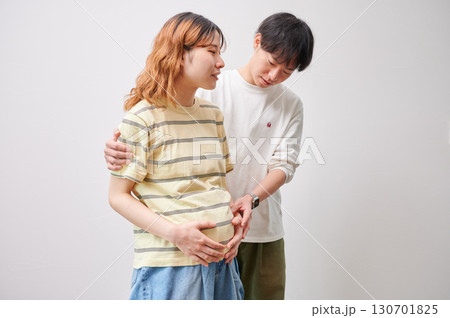 向き合う夫婦　妊婦　マタニティ 130701825