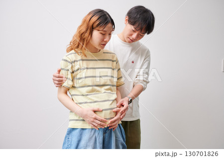 向き合う夫婦　妊婦　マタニティ 130701826