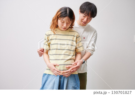 向き合う夫婦　妊婦　マタニティ 130701827