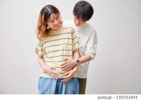 向き合う夫婦　妊婦　マタニティ 130701843