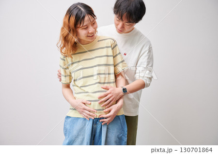 向き合う夫婦　妊婦　マタニティ 130701864