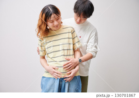 向き合う夫婦　妊婦　マタニティ 130701867
