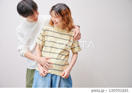 向き合う夫婦　妊婦　マタニティ 130701881