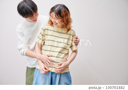 向き合う夫婦 妊婦 マタニティ 向き合う夫婦 妊婦 マタニティ 130701882