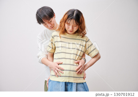 向き合う夫婦 妊婦 マタニティ 向き合う夫婦 妊婦 マタニティ 130701912