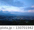 湘南平からの夕暮れに流れる雲と街並み 130701942