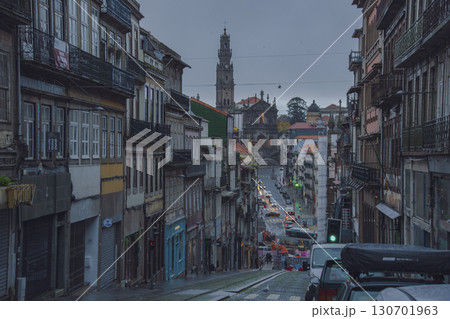 ポルトガル、坂道が作る街並みポルト ポルトガル、坂道が作る街並みポルト 130701963