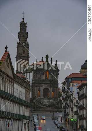 ポルトガル、坂道が作る街並みポルト 130701964