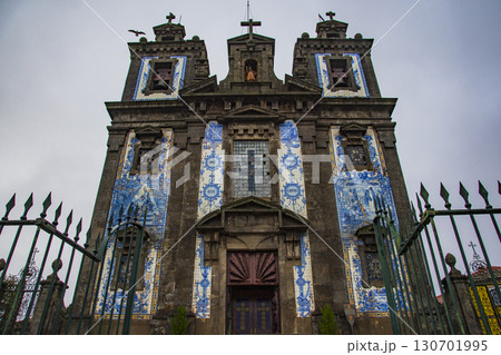 ポルトガル、坂道が作る街並みポルト 130701995