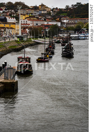 ポルトガル、坂道が作る街並みポルト 130702047
