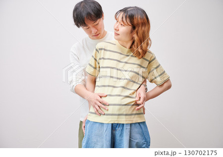 向き合う夫婦　妊婦　マタニティ 130702175