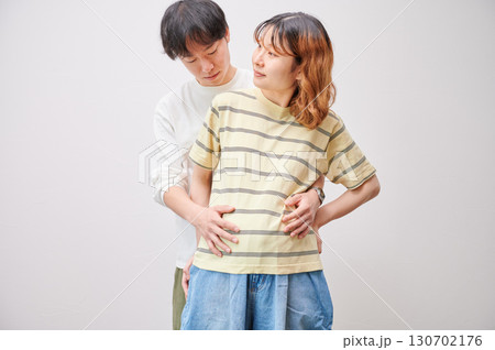 向き合う夫婦 妊婦 マタニティ 向き合う夫婦 妊婦 マタニティ 130702176