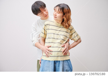 向き合う夫婦 妊婦 マタニティ 向き合う夫婦 妊婦 マタニティ 130702180