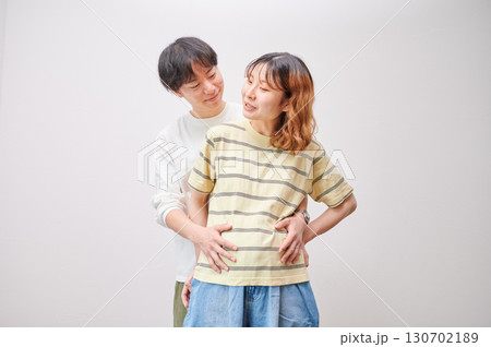 向き合う夫婦 妊婦 マタニティ 向き合う夫婦 妊婦 マタニティ 130702189