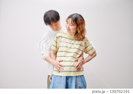 向き合う夫婦　妊婦　マタニティ 130702191