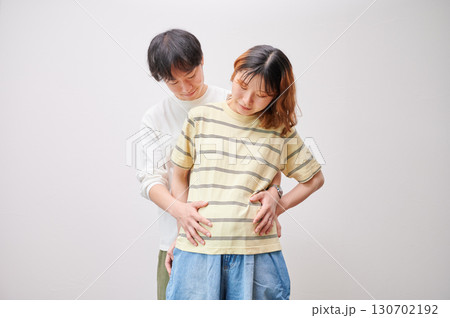 向き合う夫婦　妊婦　マタニティ 130702192