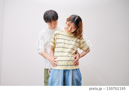 向き合う夫婦 妊婦 マタニティ 向き合う夫婦 妊婦 マタニティ 130702195
