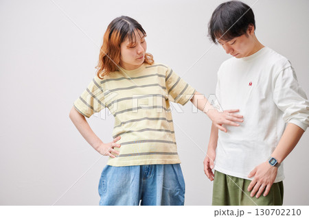 向き合う夫婦　妊婦　マタニティ 130702210