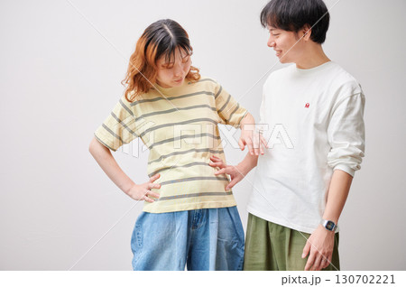 向き合う夫婦　妊婦　マタニティ 130702221