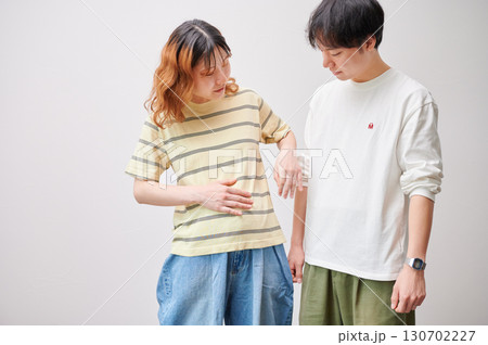 向き合う夫婦 妊婦 マタニティ 向き合う夫婦 妊婦 マタニティ 130702227