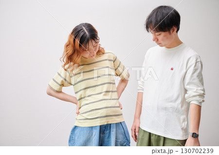 向き合う夫婦　妊婦　マタニティ 130702239