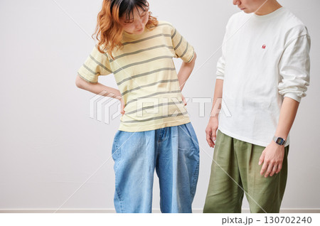 向き合う夫婦　妊婦　マタニティ 130702240