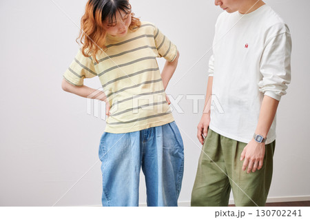向き合う夫婦　妊婦　マタニティ 130702241