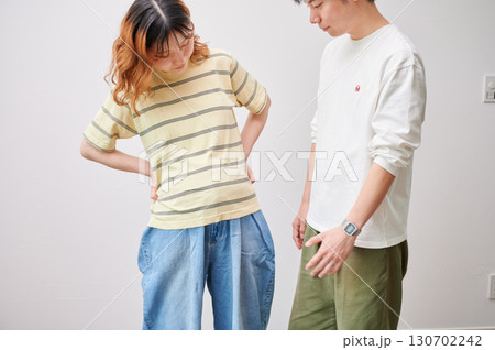 向き合う夫婦　妊婦　マタニティ 130702242